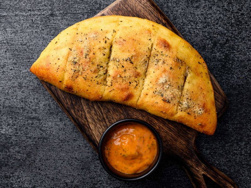 Energetic casual pizzeria, supporting dish in this style